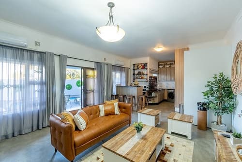 Liam Victoria Falls, Living area