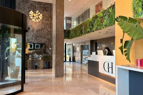 The Grandeur Hotel, Reception