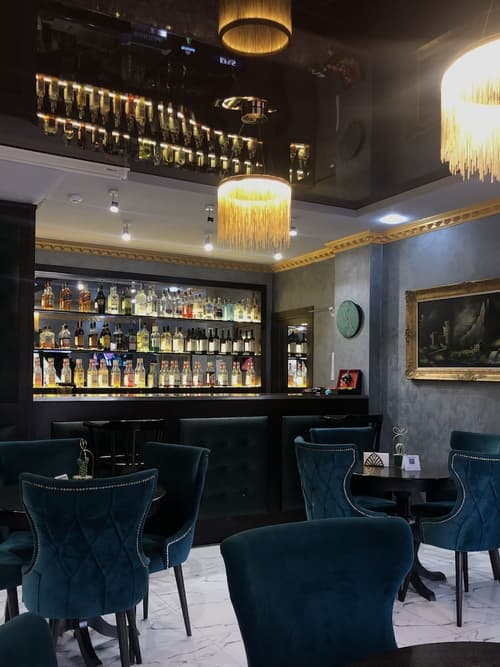 Georgia Gold, Bar (on property)