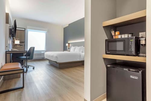 Comfort Inn & Suites Newark Liberty International Airport, Room