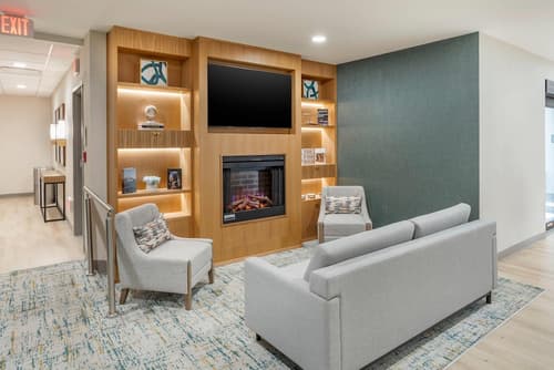 Comfort Inn & Suites Newark Liberty International Airport, Lobby