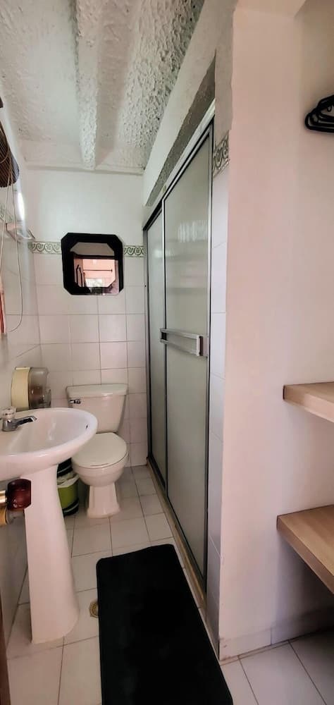 El Gran Chaparral, Bathroom