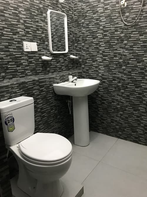 2a Carron Pl, Bathroom