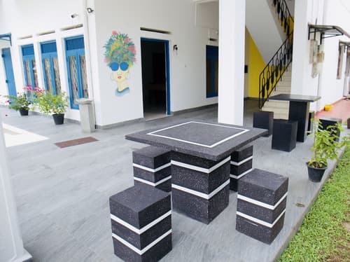 2a Carron Pl, Exterior