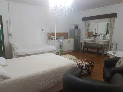 Mulberry Lane Suites, Room