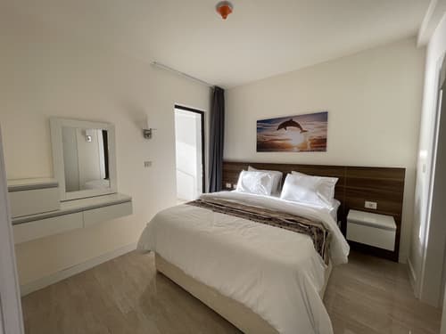 Porto & Almira Beach, Primary image