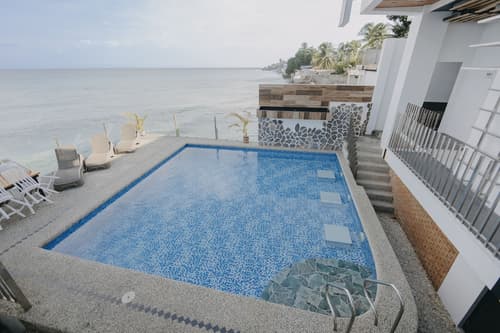 The Marc Vannelli Oslob, Pool