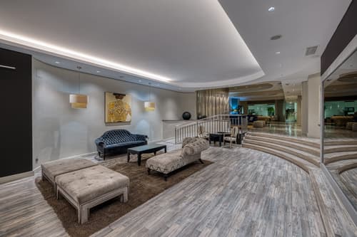 Virgen de los Reyes, Lobby