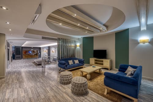 Virgen de los Reyes, Lobby