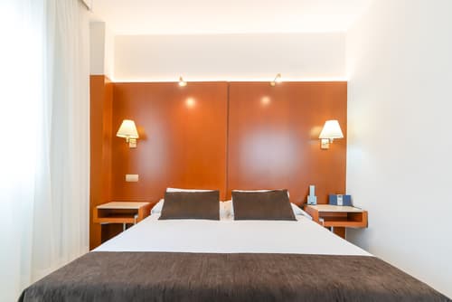 Ponferrada Plaza, Room