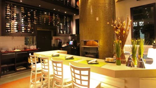 Ocean Five Hotel & Studios, Bar