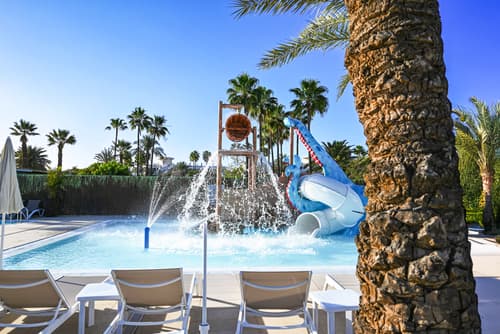 HL Miraflor Suites, Pool