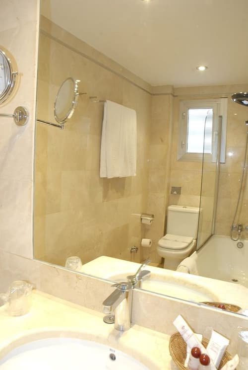 Reyes Católicos, General view