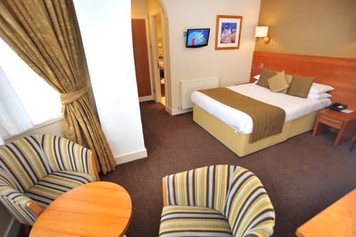 Golden Lion Hotel, General view