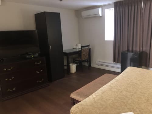 Hotel Des Arts, Room