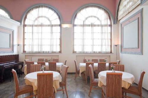 Karalis City, Restaurant