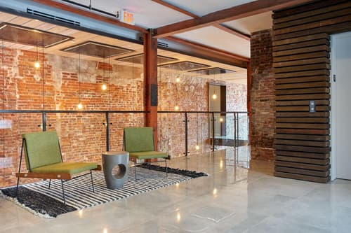 Sonder The Queen, Lobby