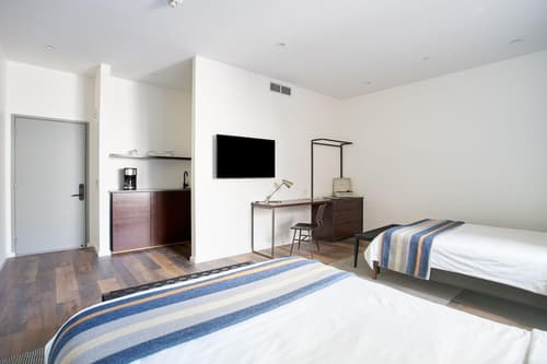 Sonder The Queen, Room