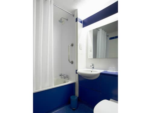 Travelodge Birmingham Central Broadway Plaza, Room