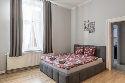 Queen Apartments, General view