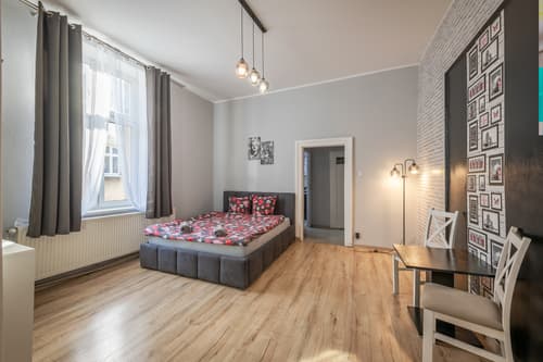 Queen Apartments, General view