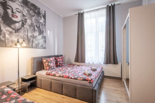 Queen Apartments, General view