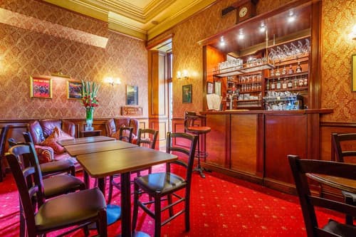 London Elizabeth, Restaurant