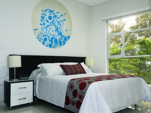 Bolivariana Plaza, Room