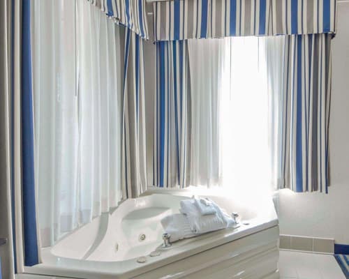 Quality Inn Tulsa-Downtown West, Room