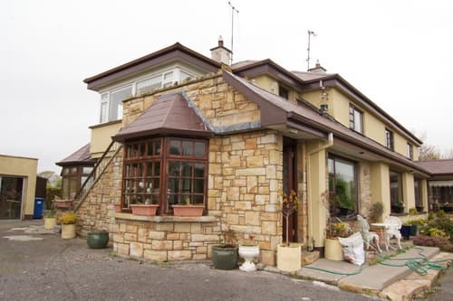 Teach Eamainn, General view