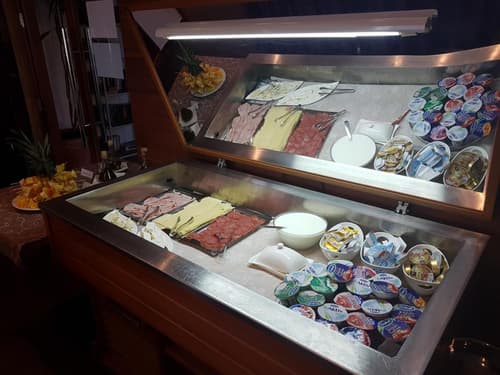 Lipa Hotel, Restaurant