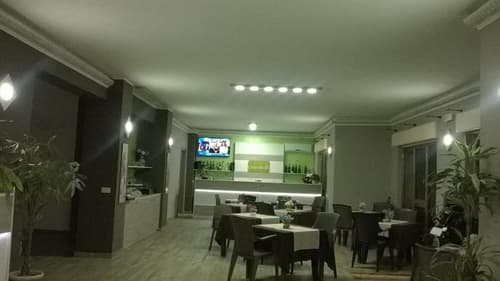 Chrismare, Restaurant