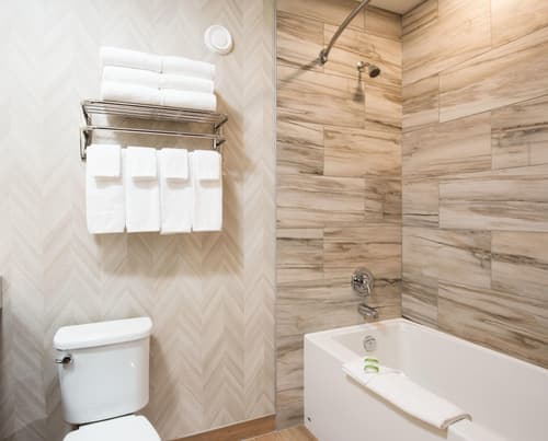 Pomeroy Inn & Suites Prince George, Room