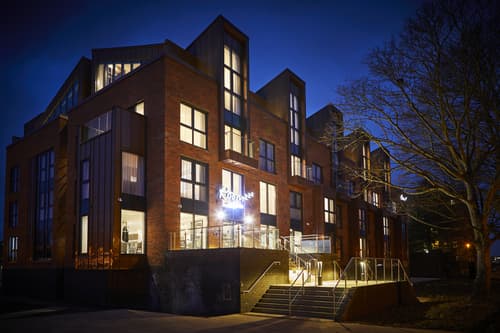 Roomzzz York City, General view