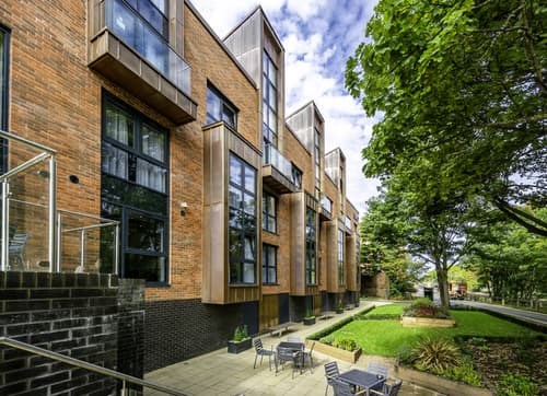 Roomzzz York City, General view