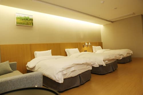 J Square Hotel, Room