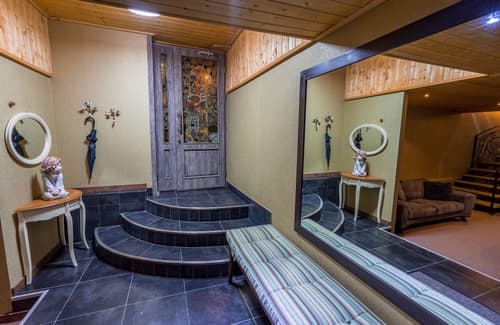 Good Aura Hotel, Lobby