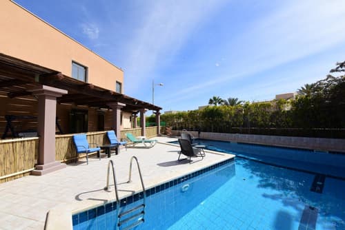 Flintstone Guest House בית ההארחה בן 11 החדרים אינו וילה פרטית אתם מזמינים רק חדרים לא את כל הוילה, 