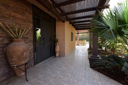 Flintstone Guest House בית ההארחה בן 11 החדרים אינו וילה פרטית אתם מזמינים רק חדרים לא את כל הוילה, 