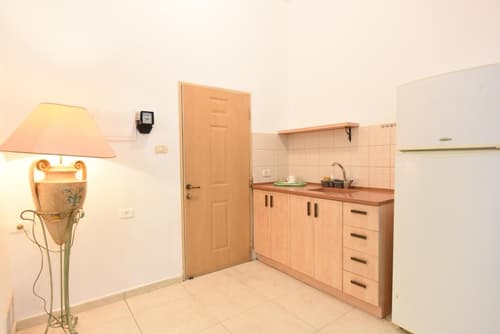 Flintstone Guest House בית ההארחה בן 11 החדרים אינו וילה פרטית אתם מזמינים רק חדרים לא את כל הוילה, 