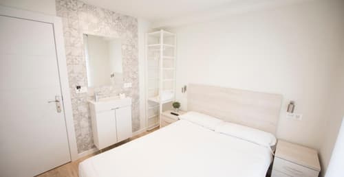 Happy Hostal Carrales, 