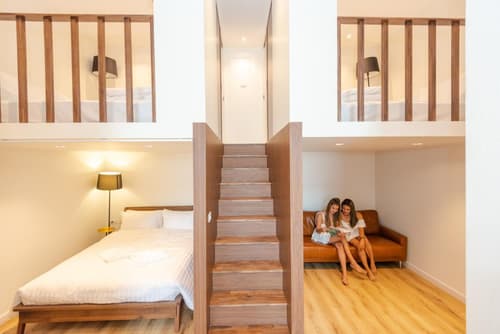 Play Poshtel & Cafe', 