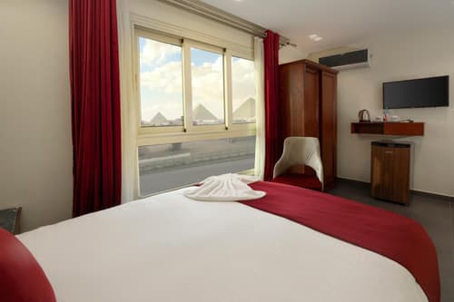 Brothers Pyramids View, 