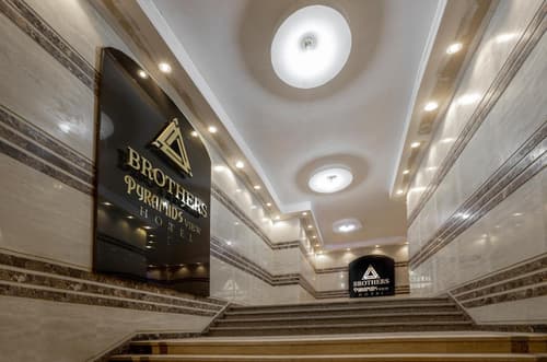 Brothers Pyramids View, 