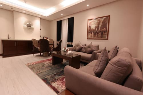Weekend Hotel Sari, 