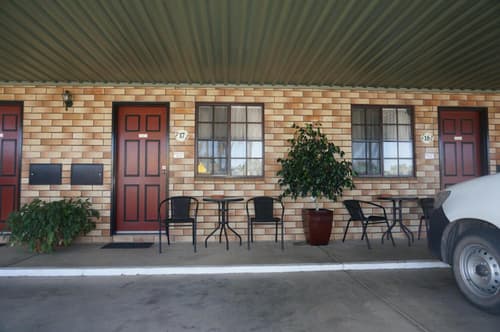 Miles Outback Motel, 