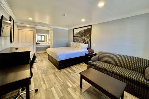 Aura Inn Monterey, 