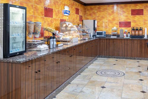 Days Hotel by Wyndham North Bergen, 