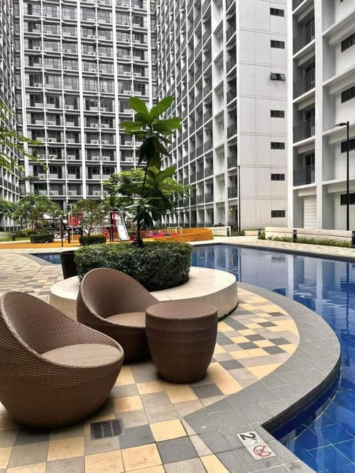 E & R Staycation Condotel near Mall of Asia, 