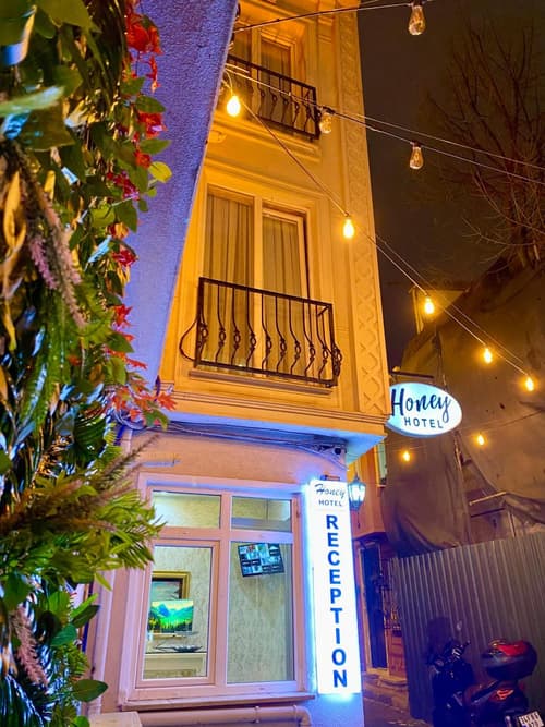 Honey Hotel, 
